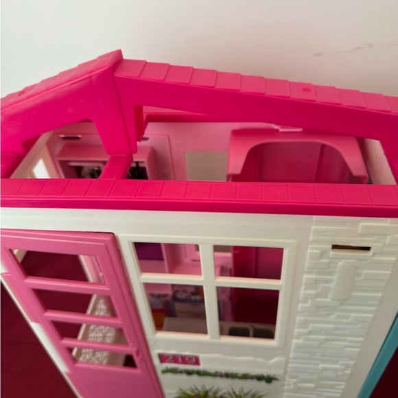 2018 Barbie Folding Getaway Portable Playhouse w/ Bed,Table, and Accessories - Picture 2 of 16